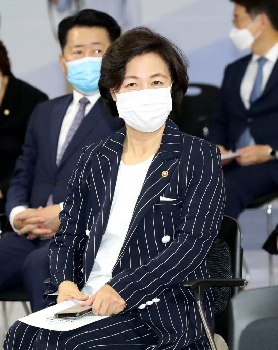 추미애 법무부 장관이 17일 오전 국회에서 열린 제72주년 제헌절 경축식에서 참석해 있다.  [연합뉴스]